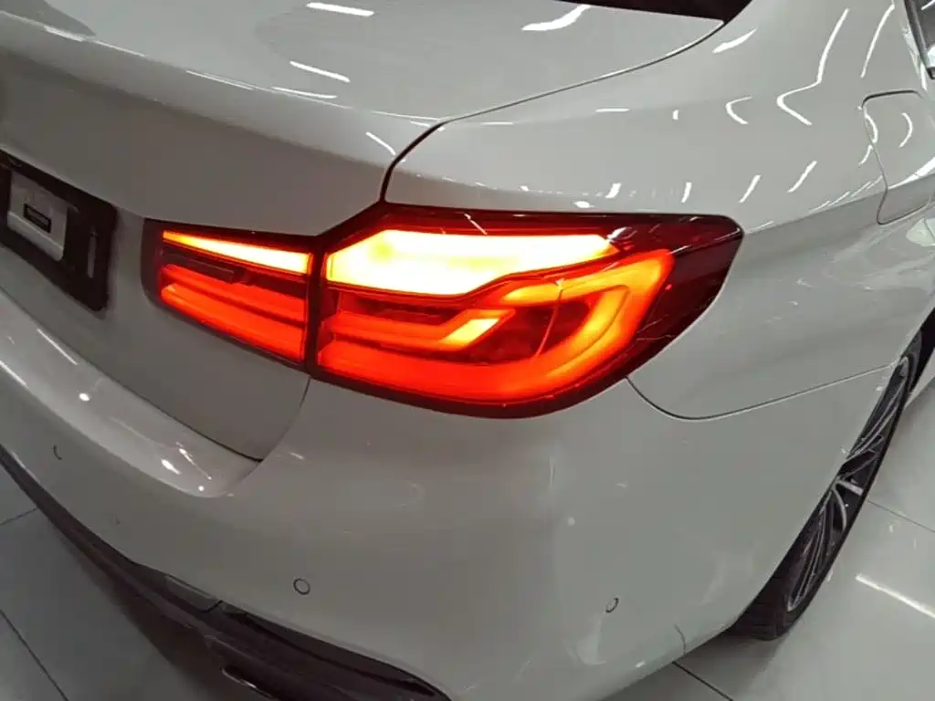 BMW 5 Series — миниатюра 8