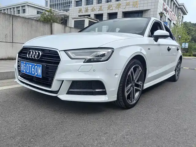 AUDI  A3 2018