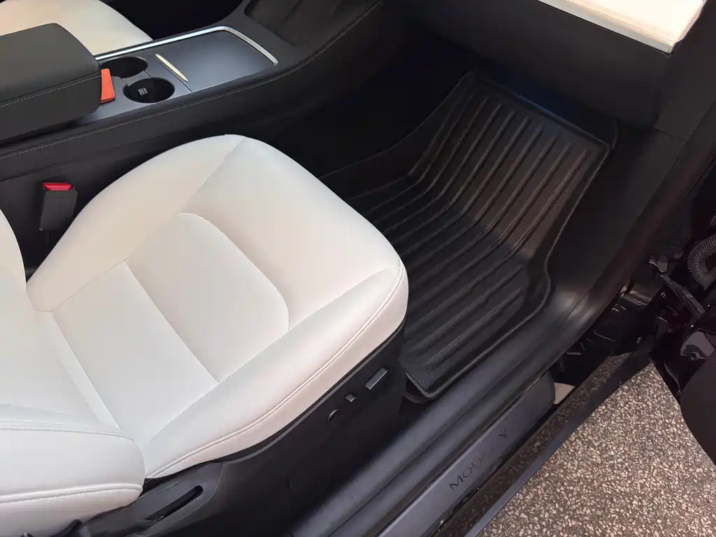Tesla Model Y — миниатюра 13