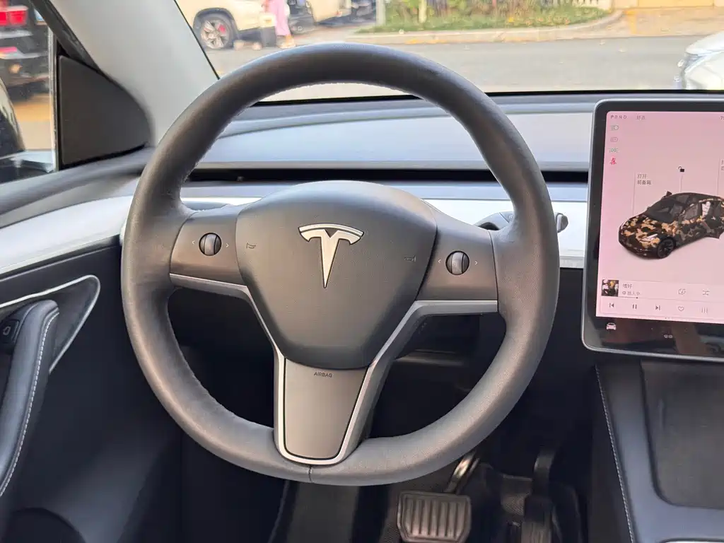 Tesla Model Y — миниатюра 8