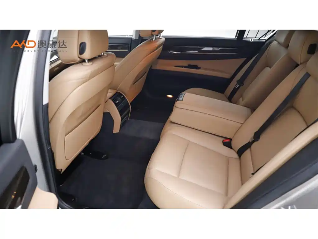 BMW 7 Series — миниатюра 7