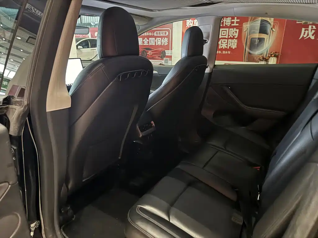 Tesla Model Y — миниатюра 9