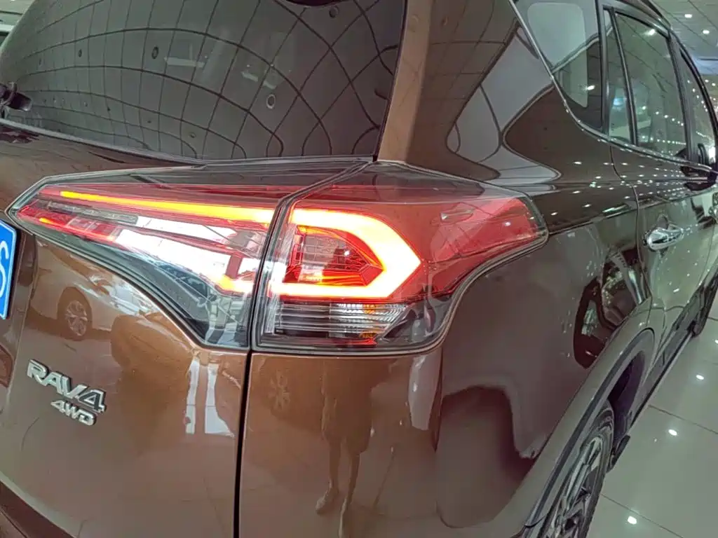 Toyota RAV4 — миниатюра 8