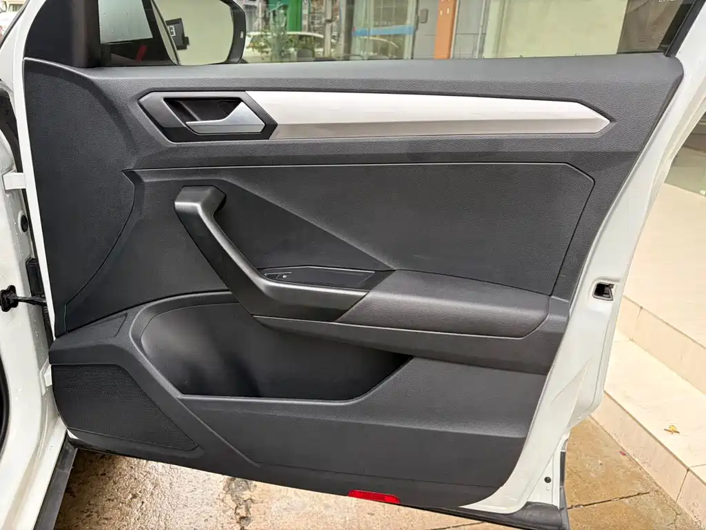 Volkswagen T-Roc — миниатюра 18