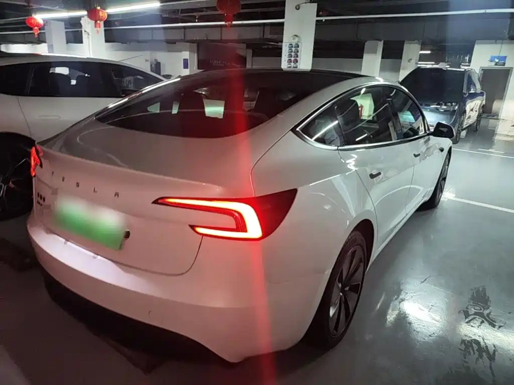 Tesla Model 3 — миниатюра 7