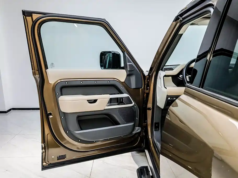 Land Rover Defender — миниатюра 7