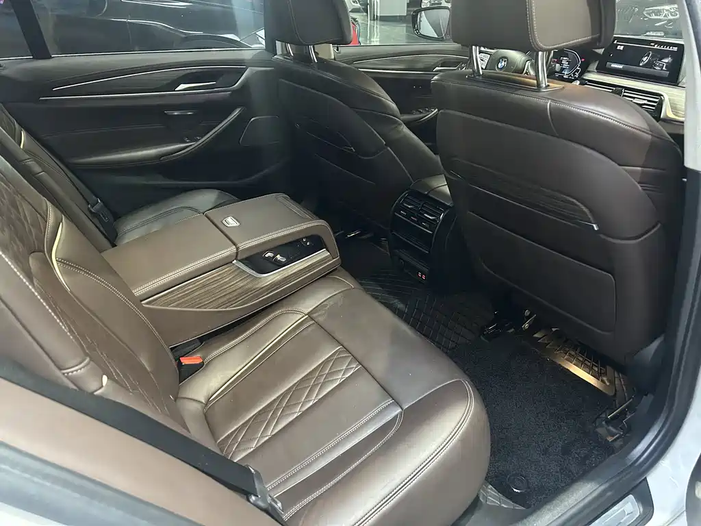 BMW 5 Series New Energy — миниатюра 8