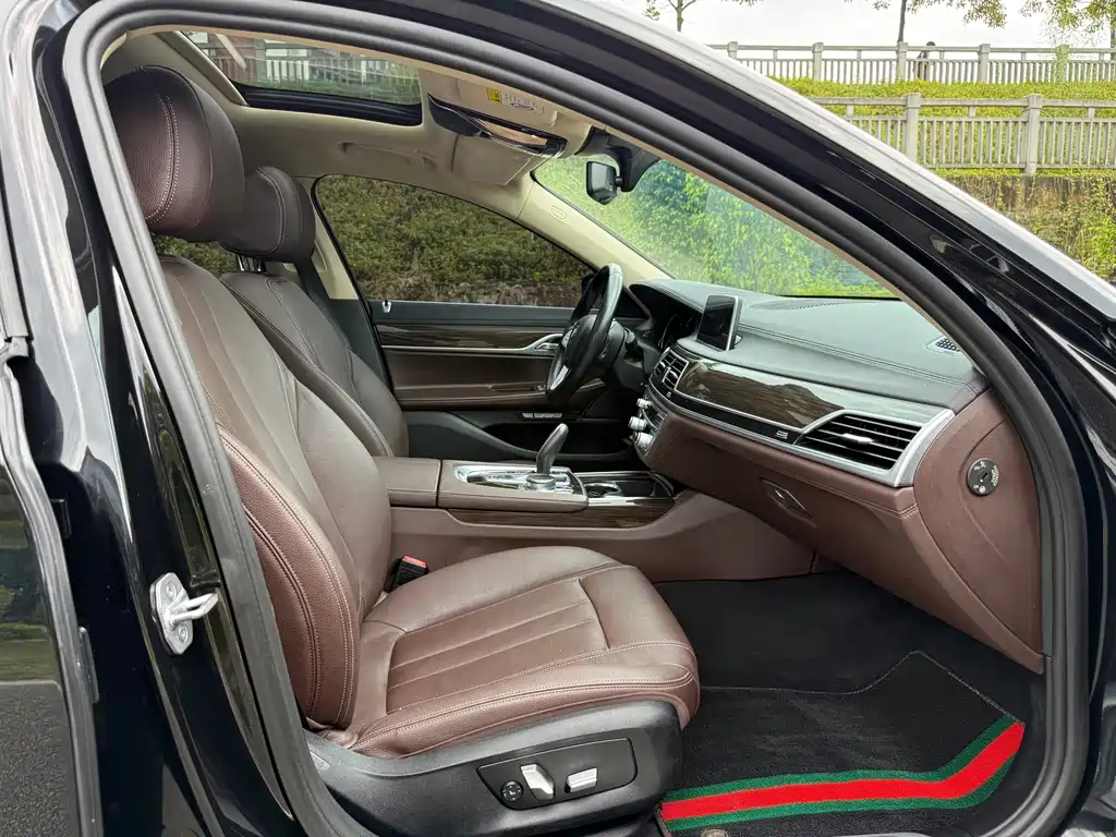 BMW 7 Series — миниатюра 10