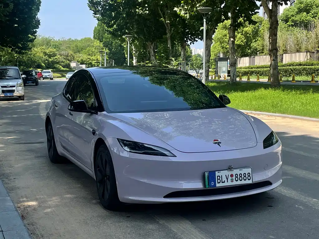 Tesla Model 3 — миниатюра 3