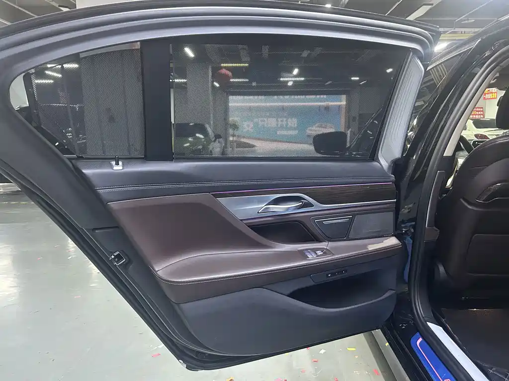 BMW 7 Series — миниатюра 10