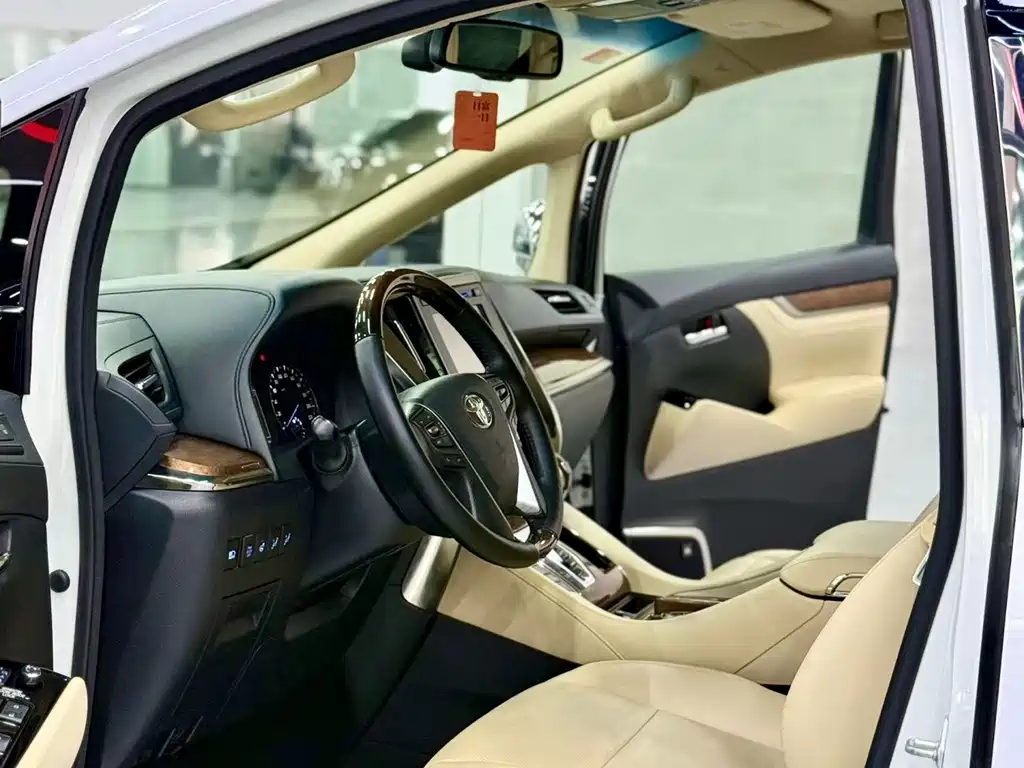 Toyota Alphard — миниатюра 5