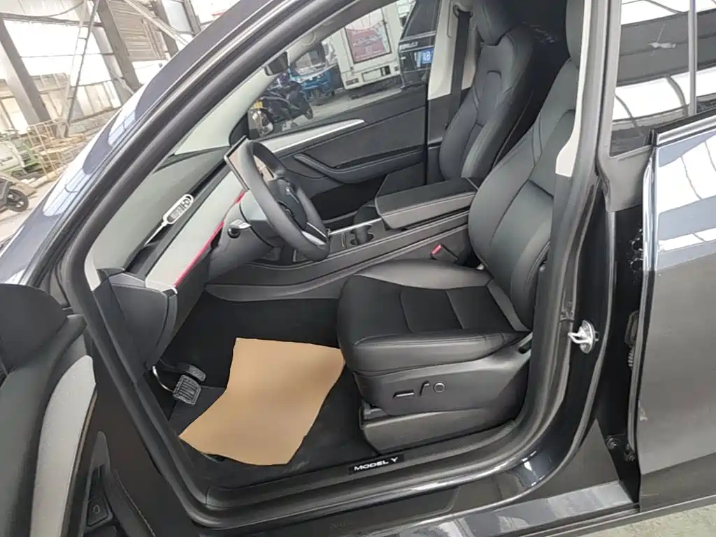 Tesla Model Y — миниатюра 15