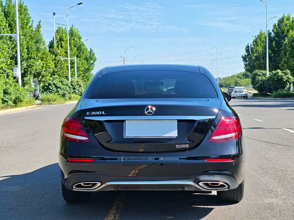 Mercedes-Benz E-Class — миниатюра 9