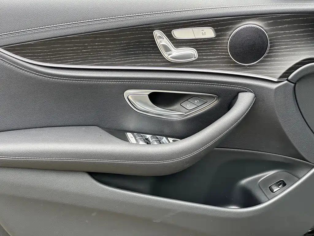 Mercedes-Benz E-Class — миниатюра 8