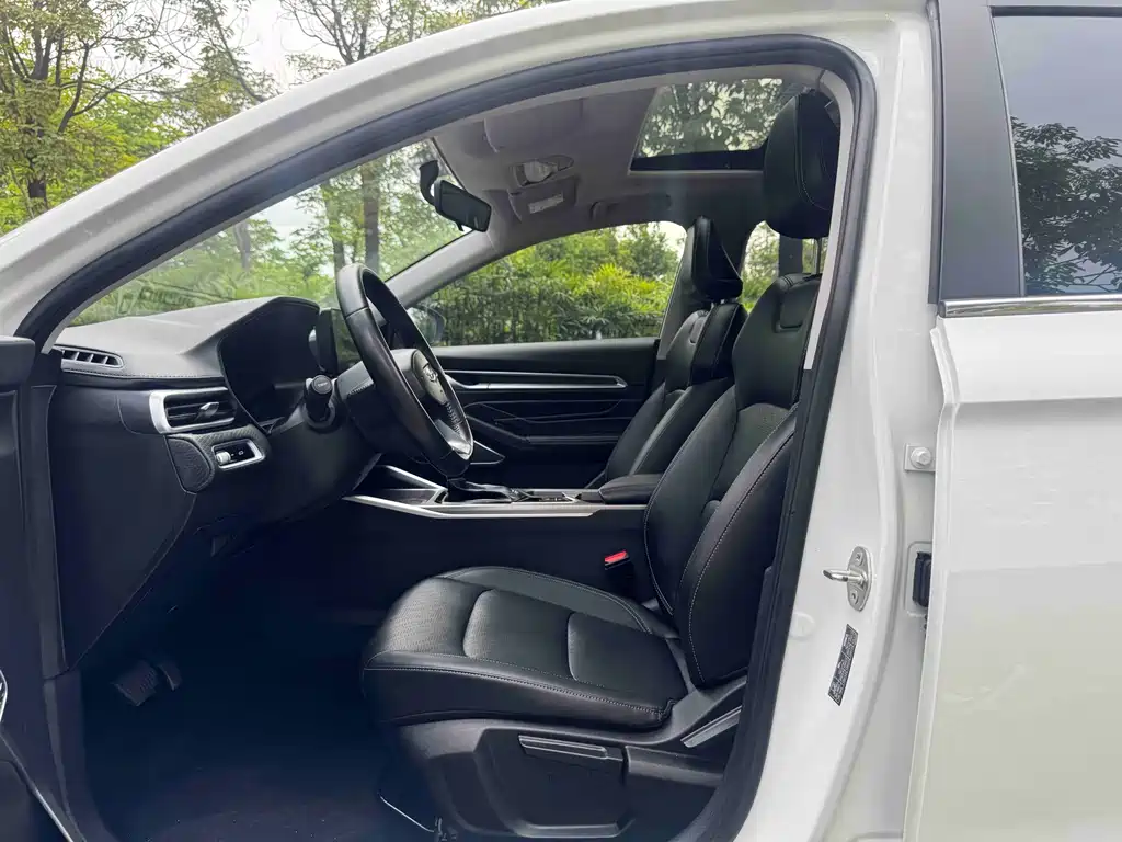 Geely Emgrand 2022 4 1.5L CVT Luxury