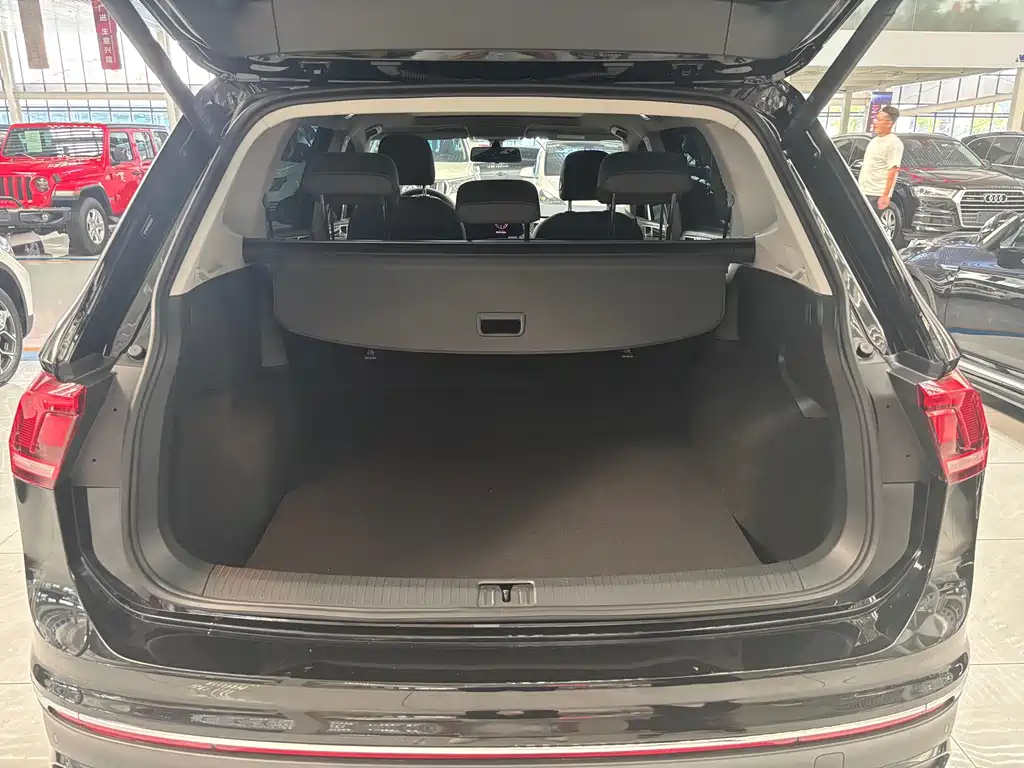 Volkswagen Tiguan L — миниатюра 11