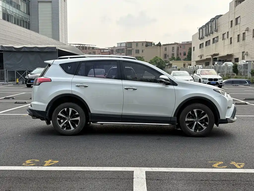Toyota RAV4 — миниатюра 5