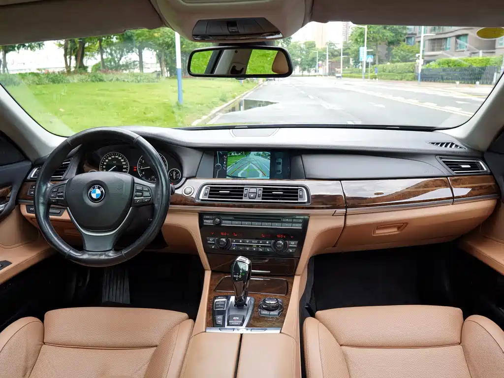 BMW 7 Series — миниатюра 6