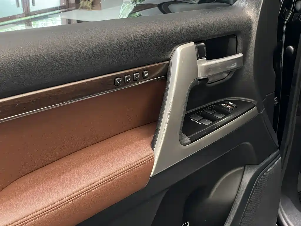 Toyota Land Cruiser 2019 5.7L AT