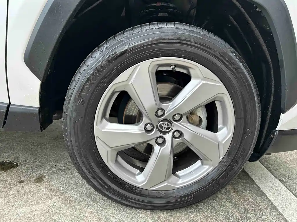 Toyota RAV4 — миниатюра 8