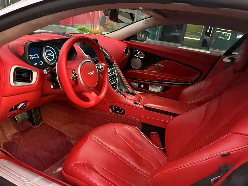 Aston Martin DB11 — миниатюра 8
