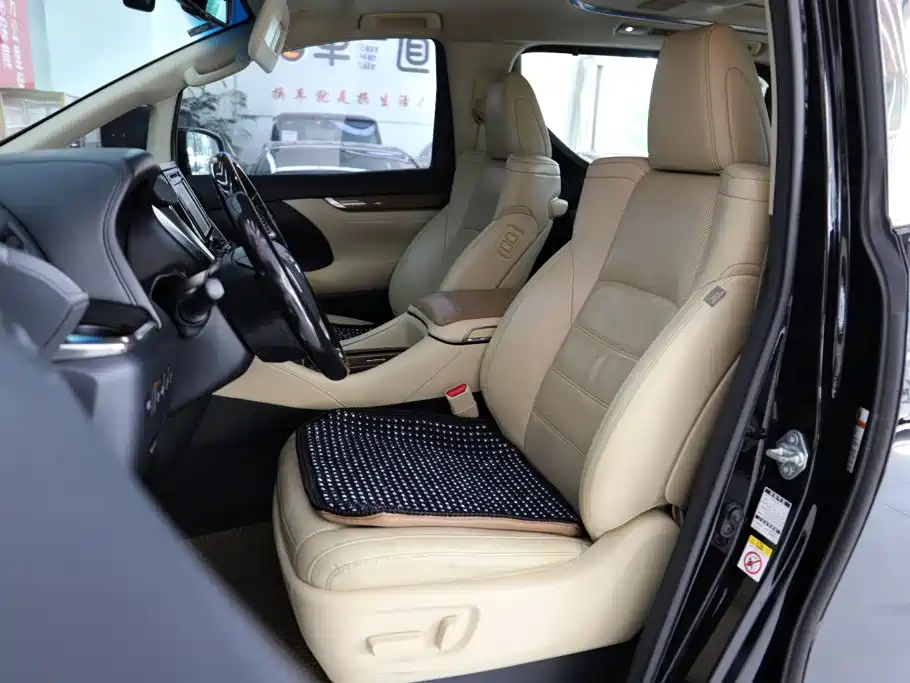 Toyota Alphard — миниатюра 5