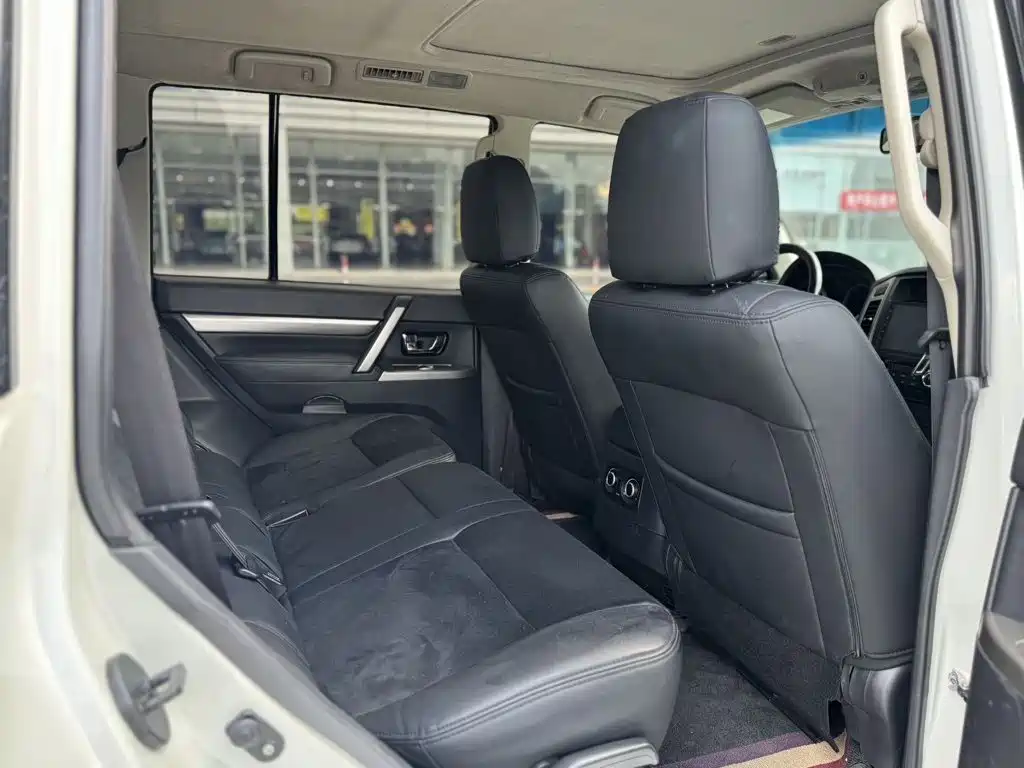 Mitsubishi Pajero (Import) — миниатюра 14