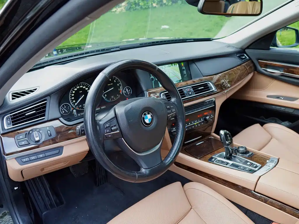 BMW 7 Series — миниатюра 13