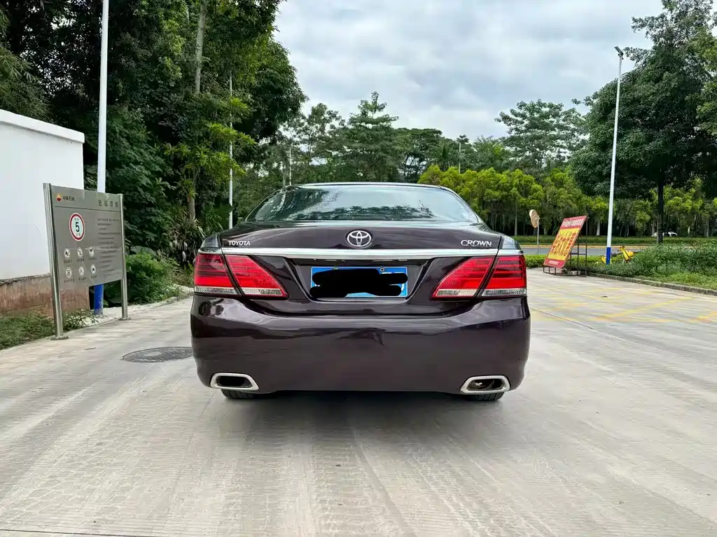 Toyota Crown — миниатюра 4