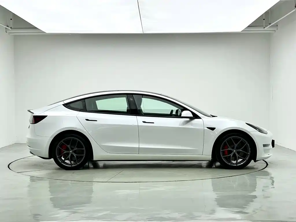 Tesla Model 3 — миниатюра 7
