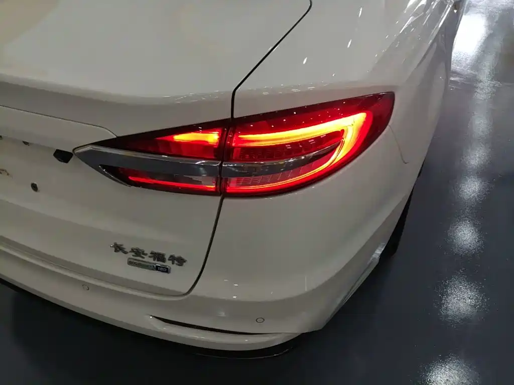 Ford Mondeo — миниатюра 8