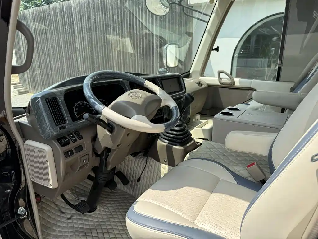 Toyota Coaster — миниатюра 9