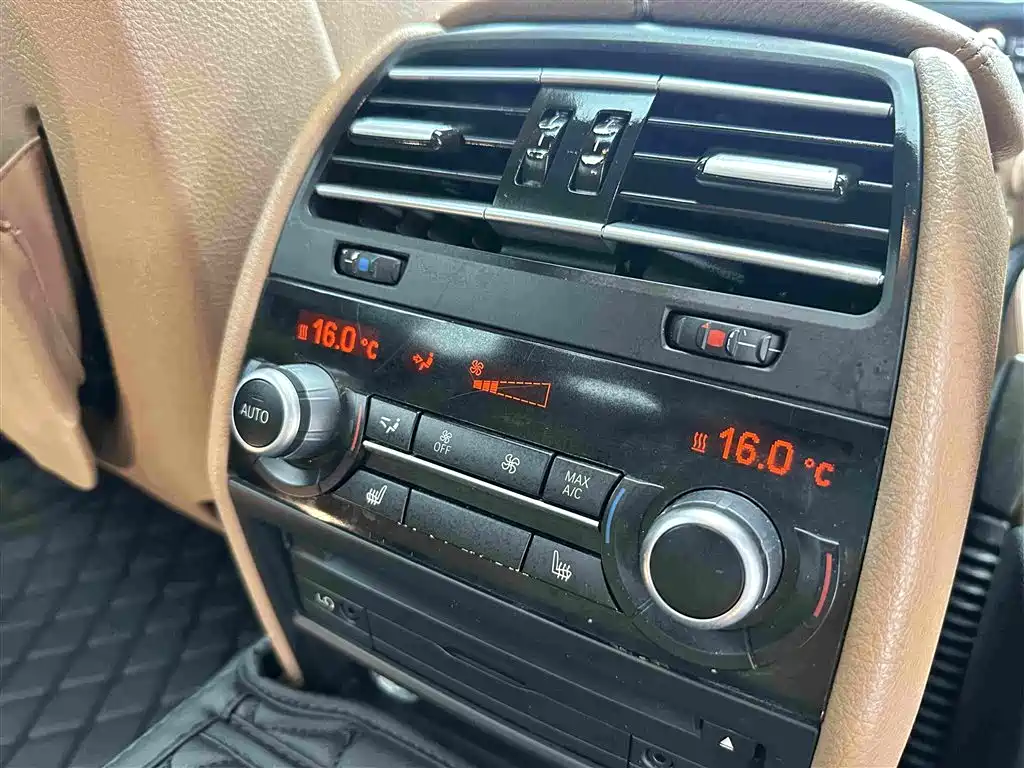 BMW 7 Series — миниатюра 23