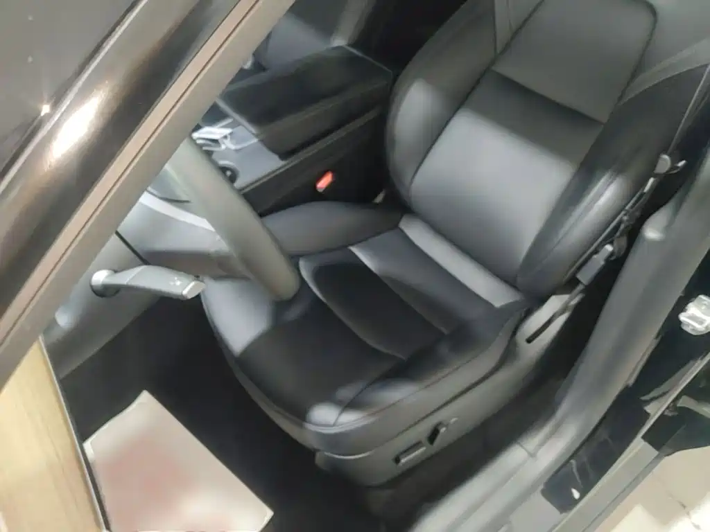 Tesla Model Y — миниатюра 15