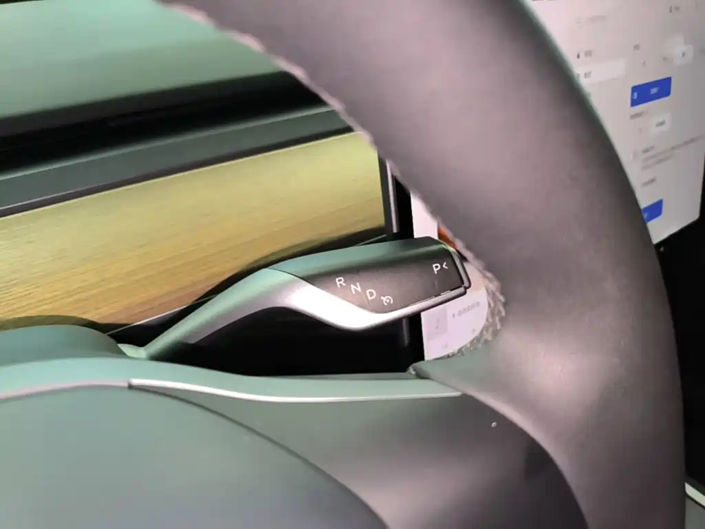 Tesla Model Y — миниатюра 14
