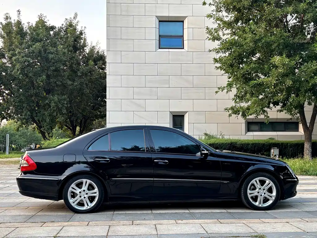 Mercedes-Benz E-Class — миниатюра 7