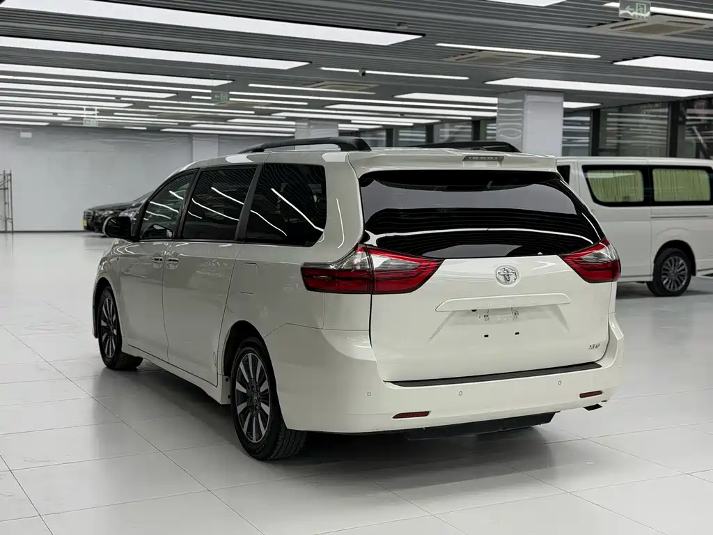 Toyota Sienna — миниатюра 5