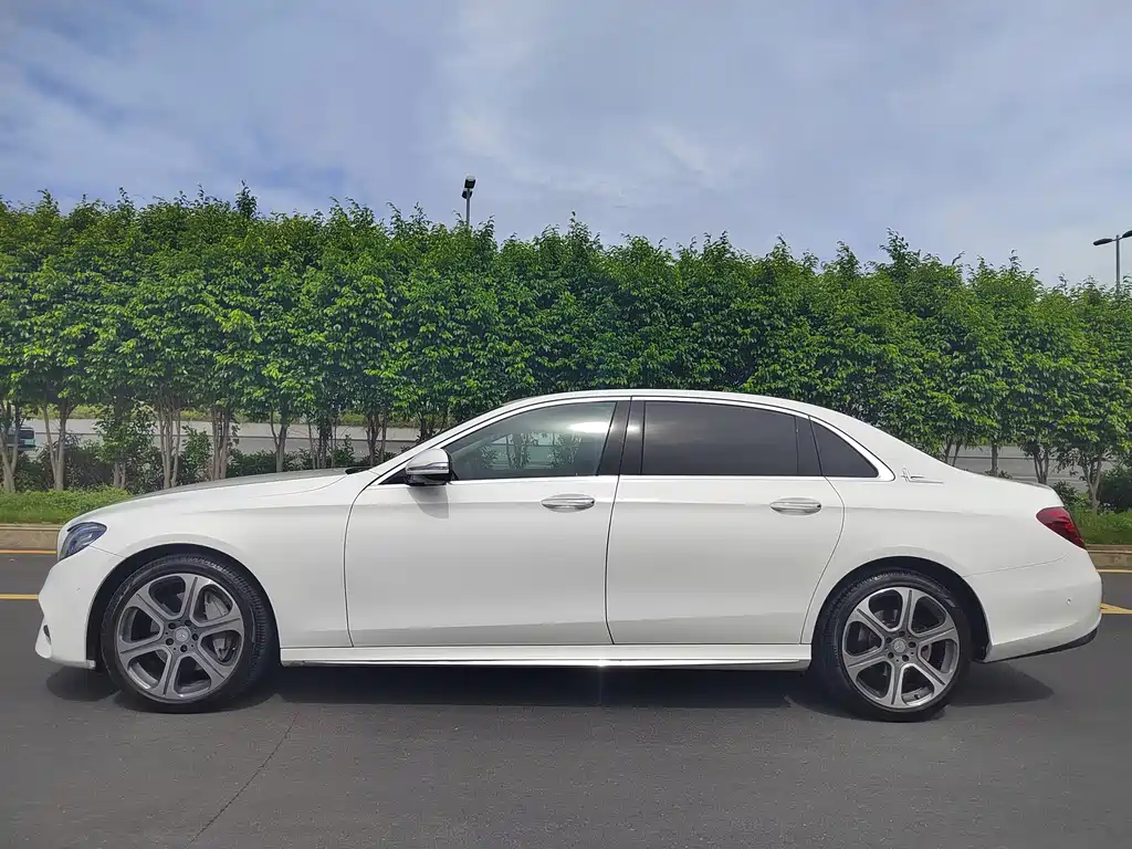 Mercedes-Benz E-Class — миниатюра 6