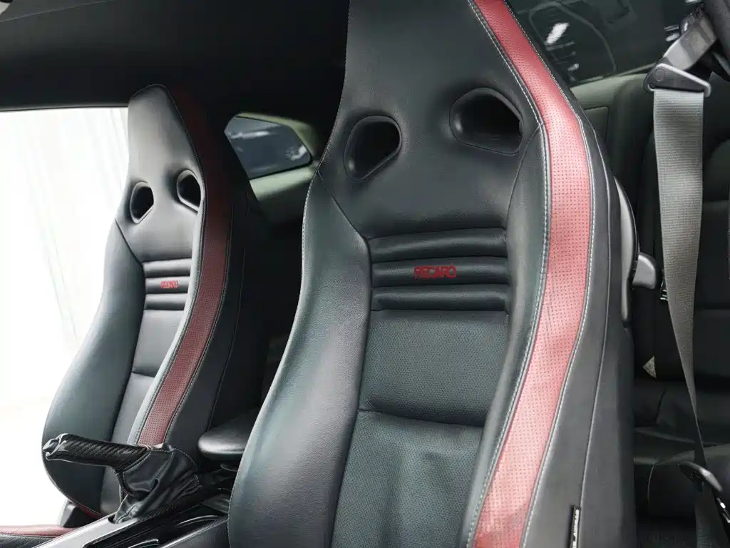 Nissan GT-R — миниатюра 3