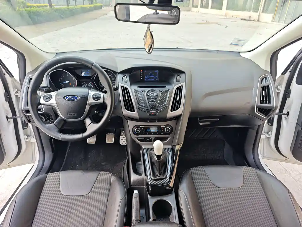 Ford Focus 2012 1.6L MT