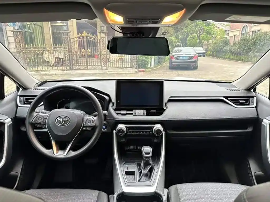 Toyota RAV4 — миниатюра 9