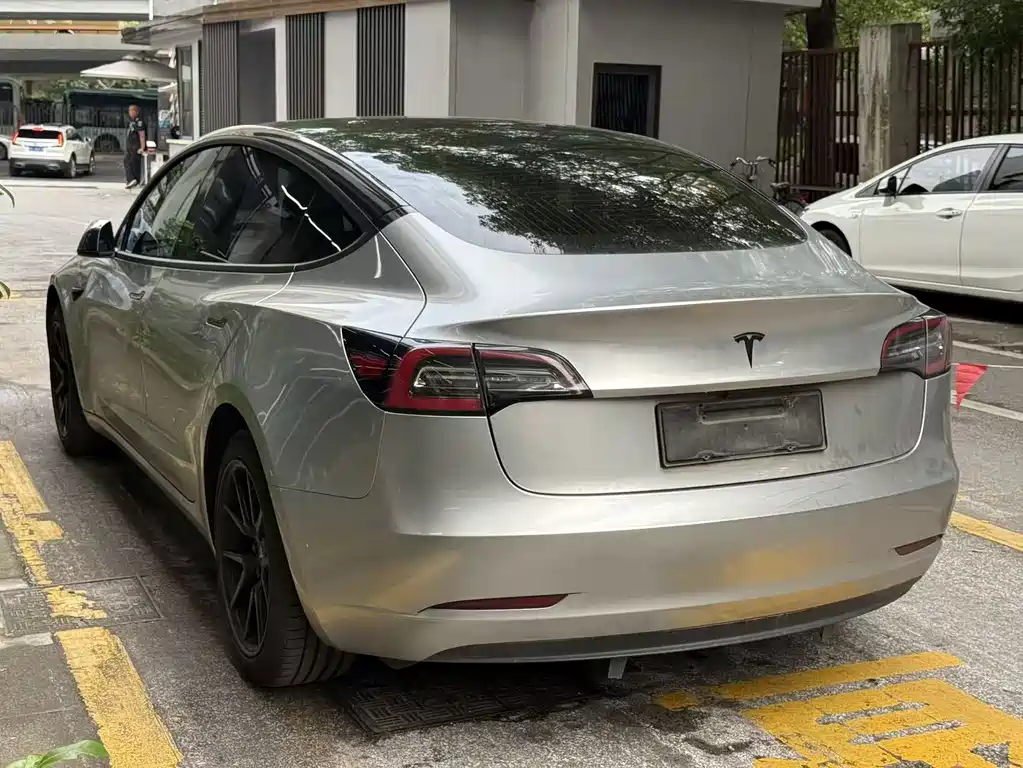 Tesla Model 3 — миниатюра 5