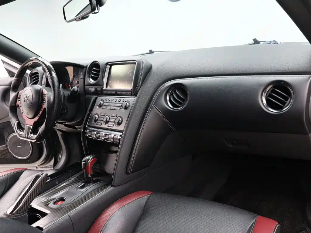 Nissan GT-R — миниатюра 20