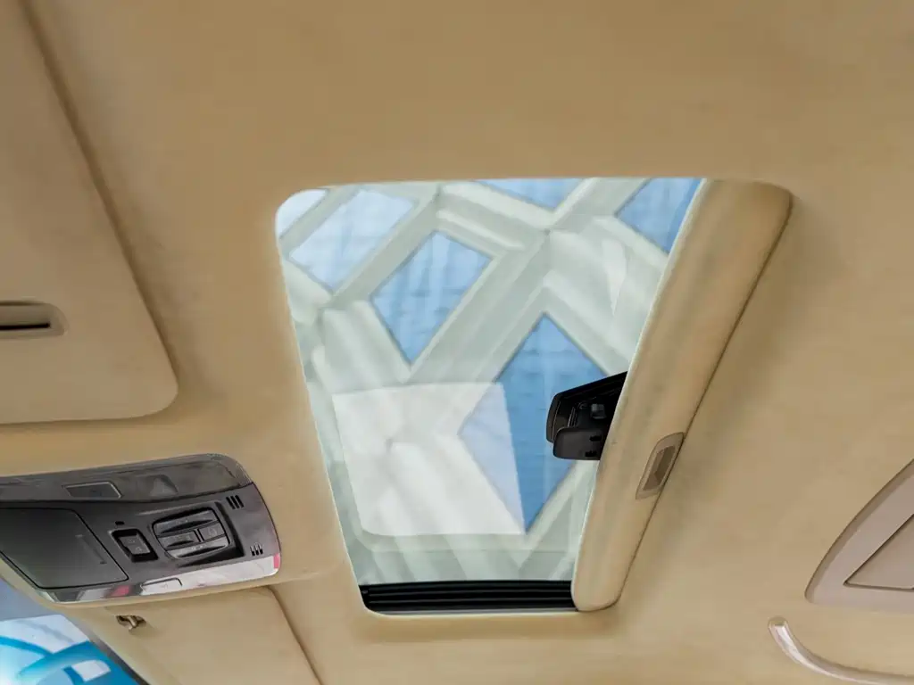Toyota Alphard — миниатюра 17