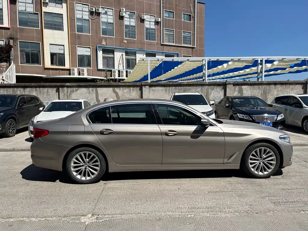 BMW 5 Series New Energy — миниатюра 9