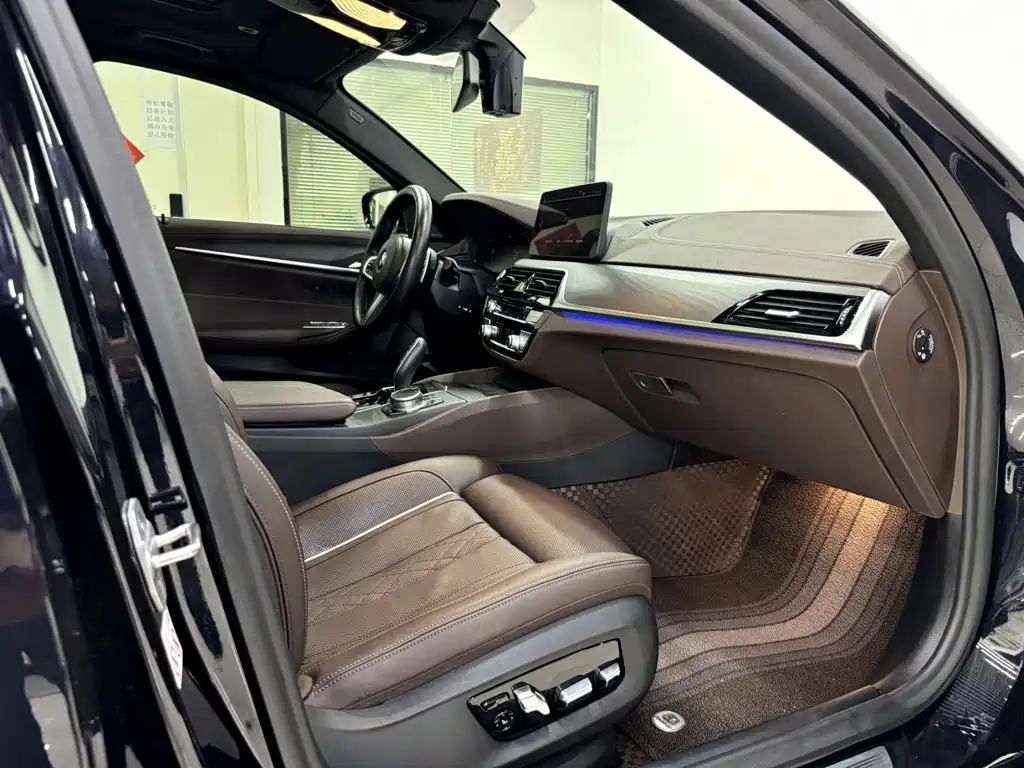 BMW 5 Series — миниатюра 11