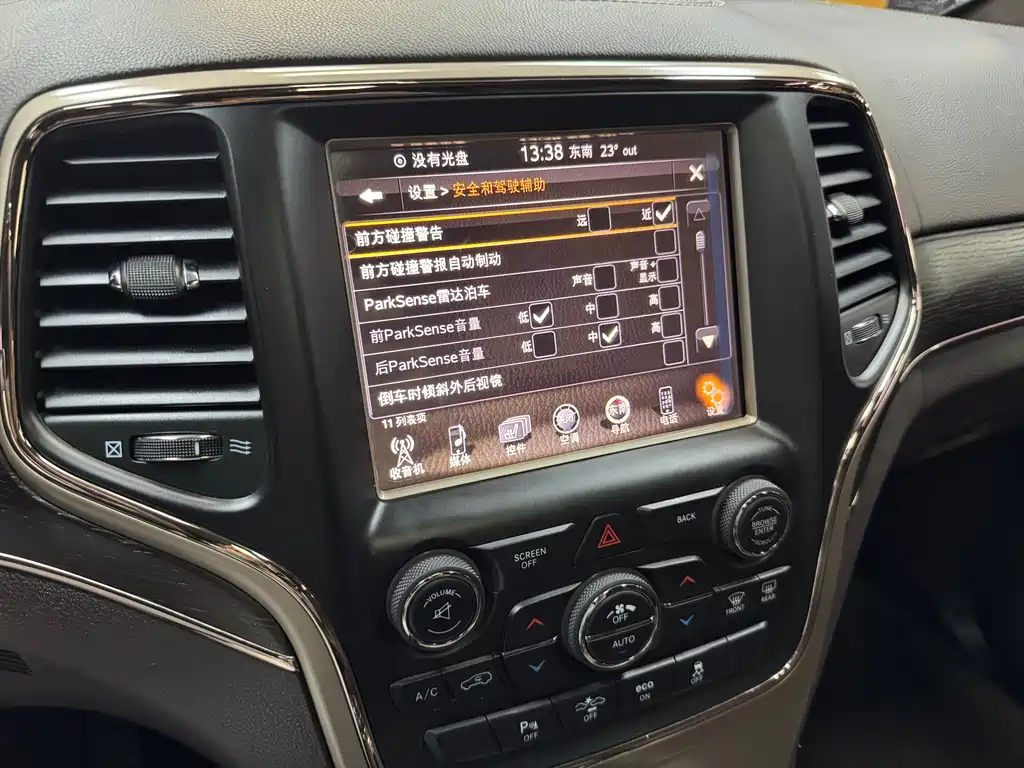 Jeep Grand Cherokee (Import) — миниатюра 25