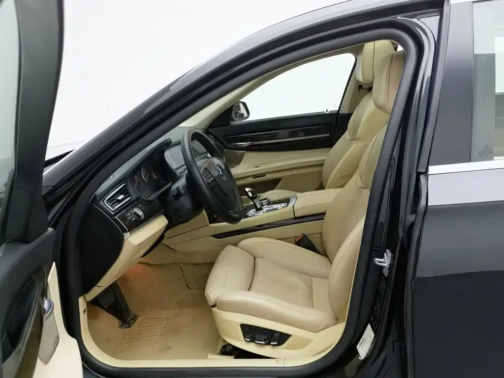 BMW 7 Series — миниатюра 10