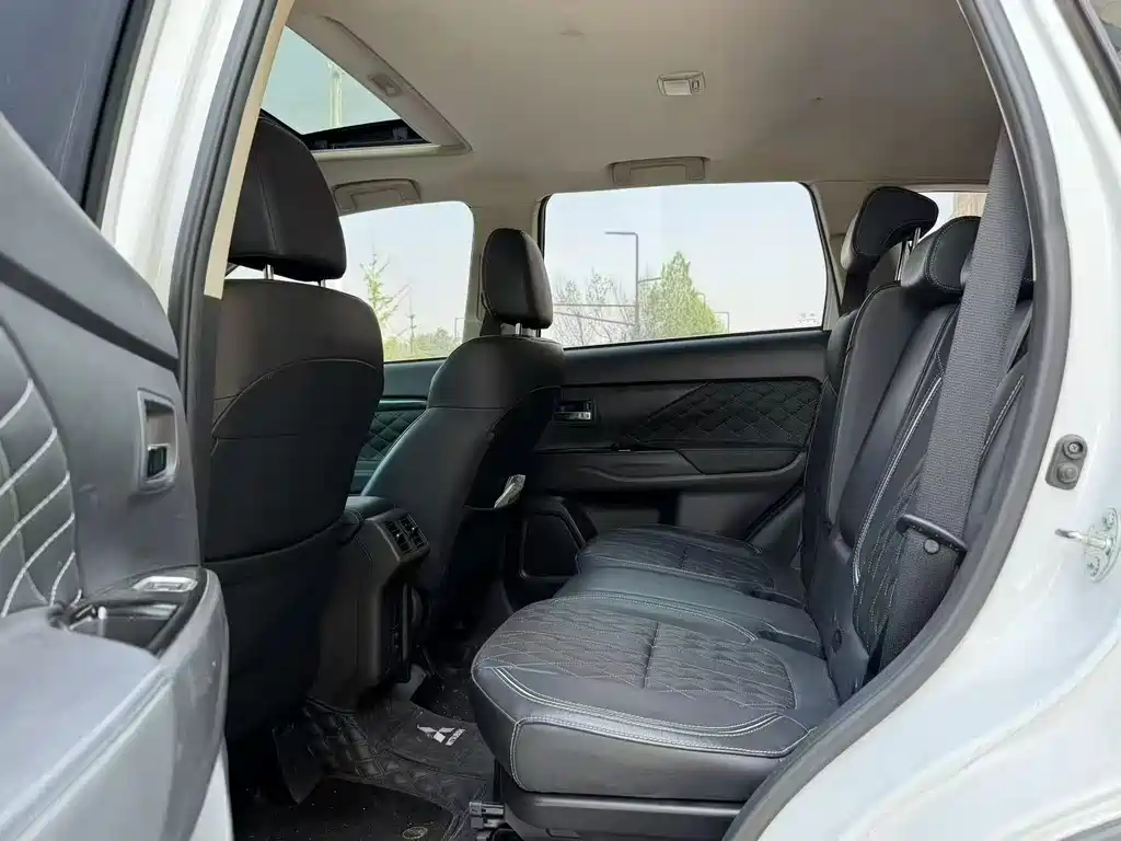 Mitsubishi Outlander 2021 2.4L 7 мест