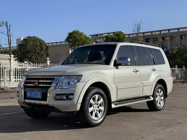 MITSUBISHI PAJERO 2020